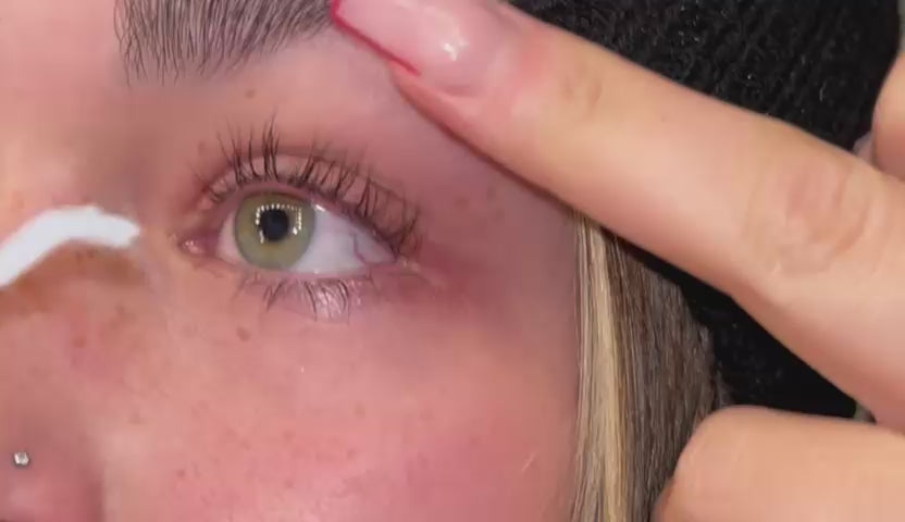 Load video: Videoanleitung diy lashes 7 tage halt