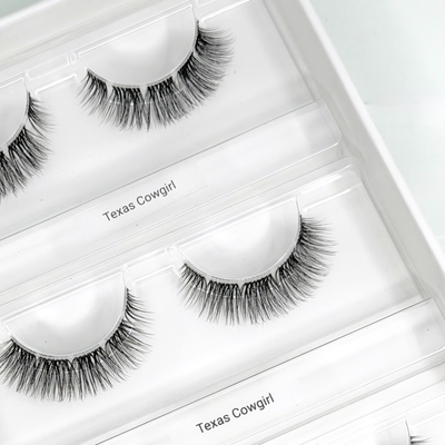 Texas  Cowgirl (Dolleye) 12-14mm D-Curl – Nahaufnahme der Wimpern in der geöffneten Box