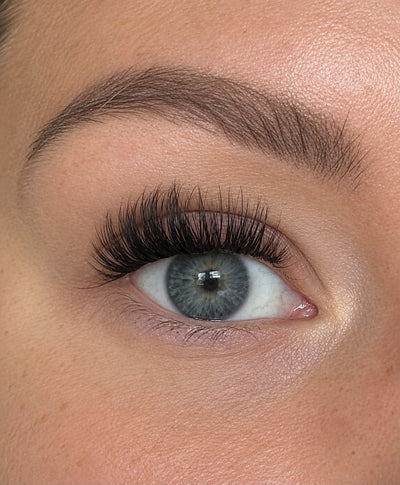 Texas Cowgirl DIY Wimpern am Auge: neues Tragebild mit blau-grauem Auge