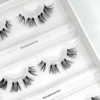 Wonderwoman ( Cateye 11-16 mm CC- D Curl) – Nahaufnahme der Wimpern in der geöffneten Box
